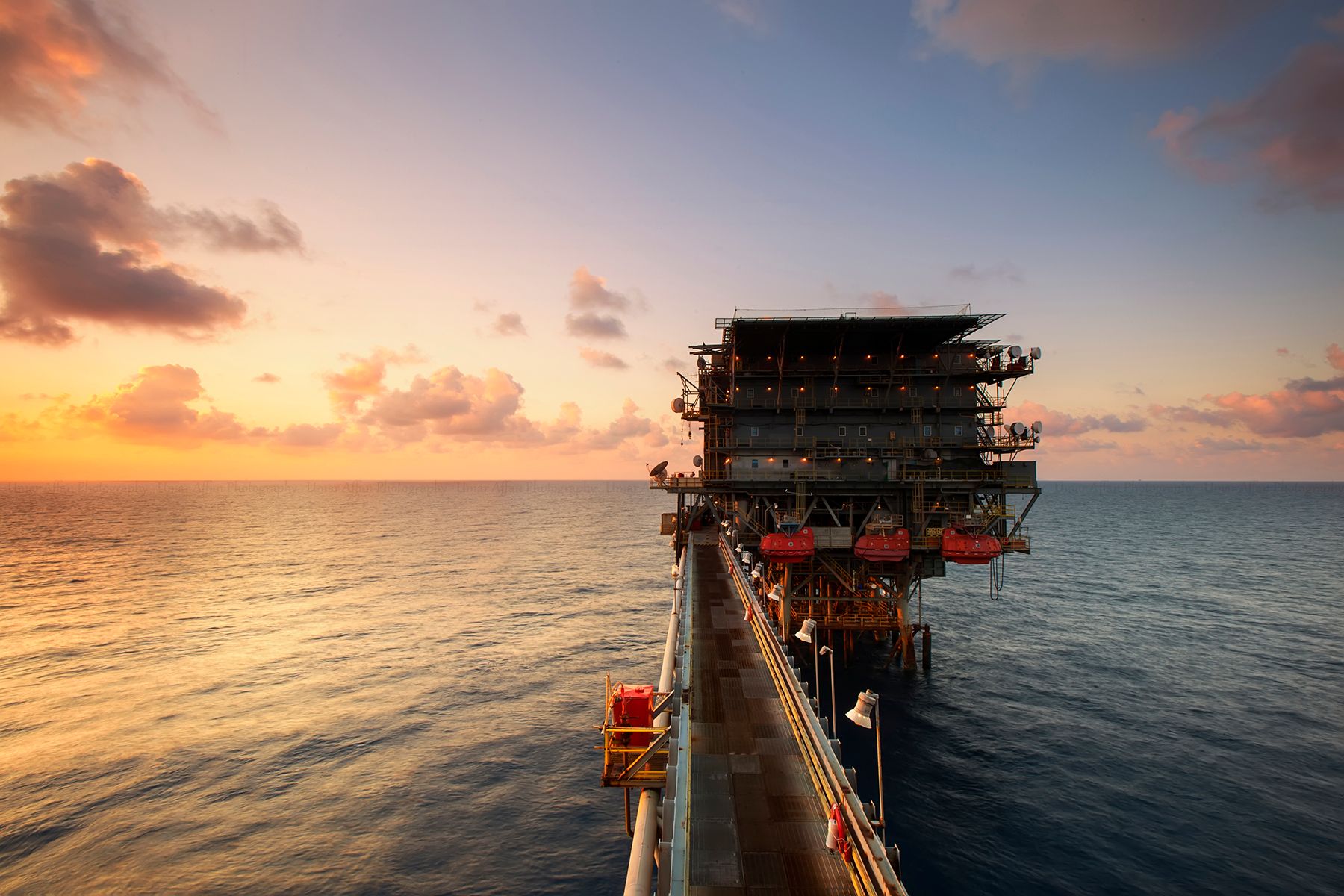 Plateforme petrole coucher du soleil ocean