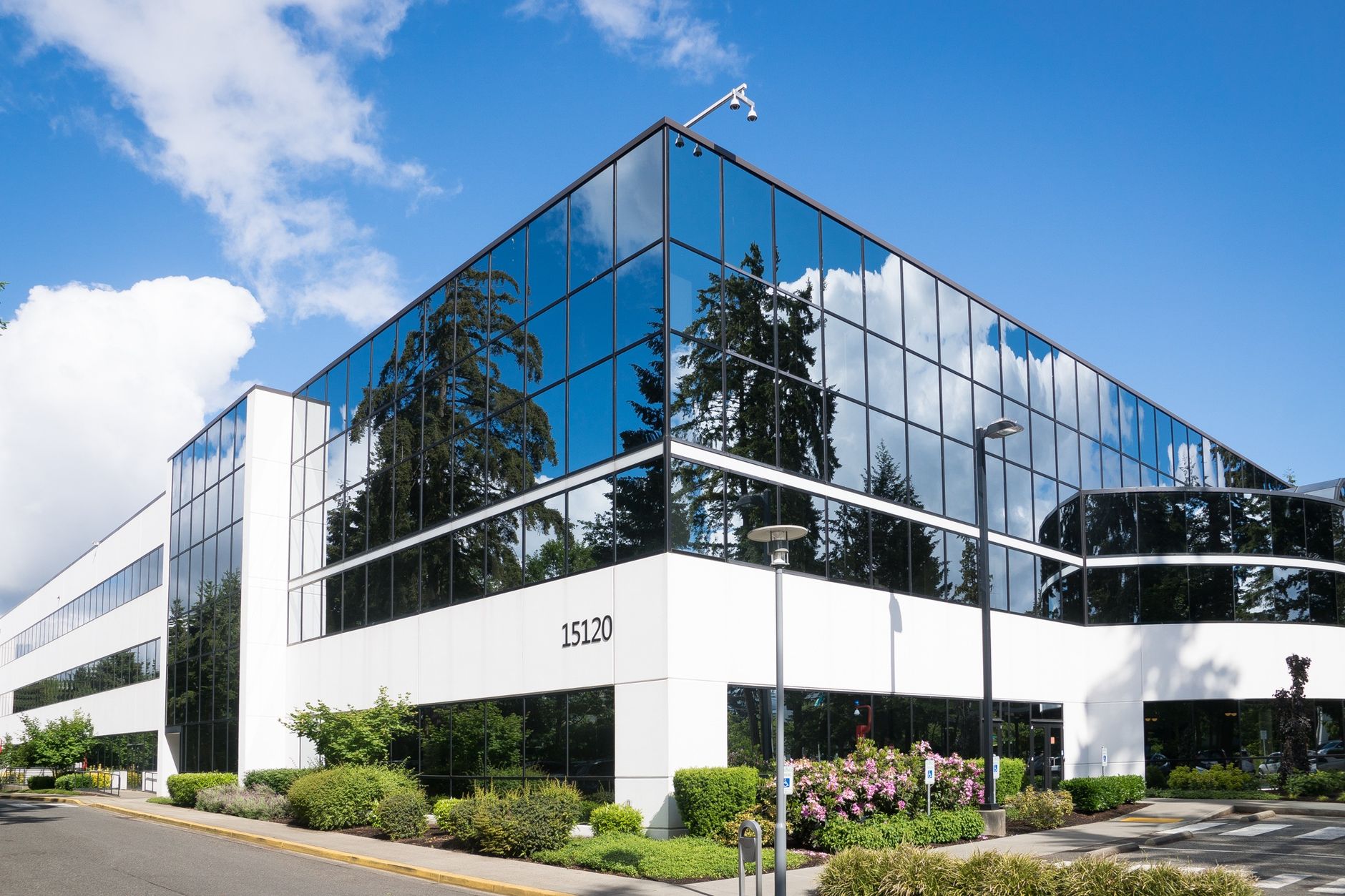Siège social moderne d'entreprise aéronautique avec façade en verre et verdure