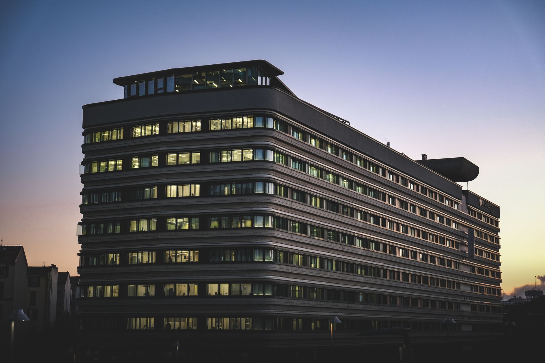 Immeuble moderne illumine crepuscule siege entreprise
