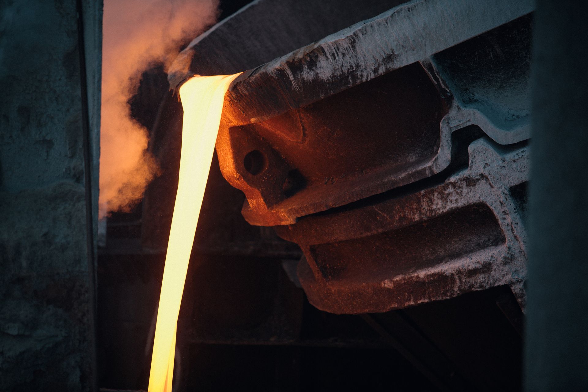 Fonte d'acier en fusion dans une aciérie industrielle