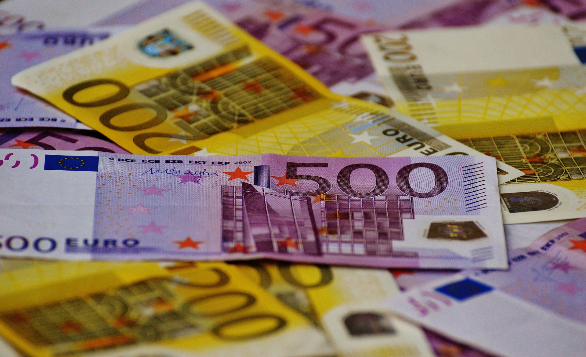Billets en euros éparpillés sur une surface sombre