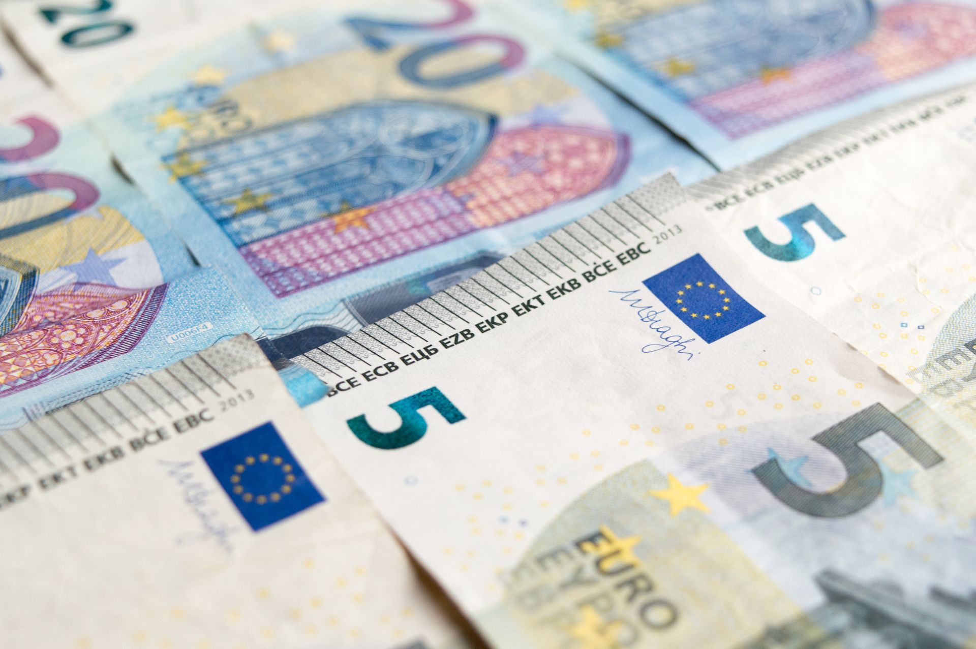 Billets de 5 et 20 euros en gros plan, devise européenne
