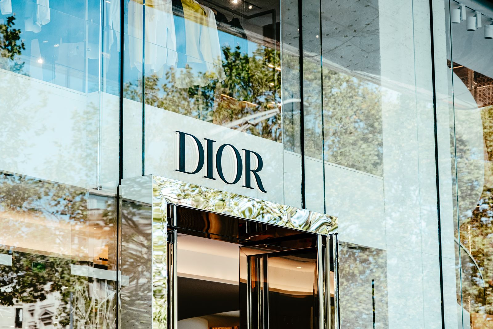 Façade d'une boutique Dior en verre