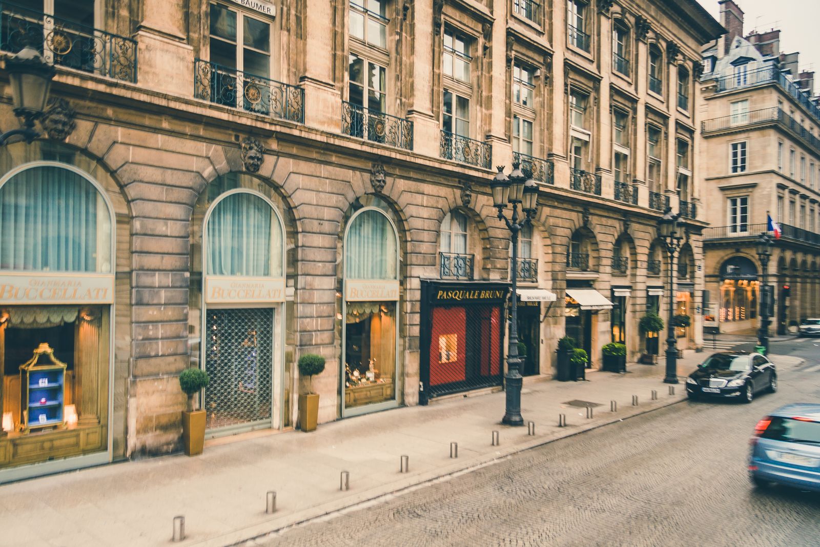 Rue parisienne élégante