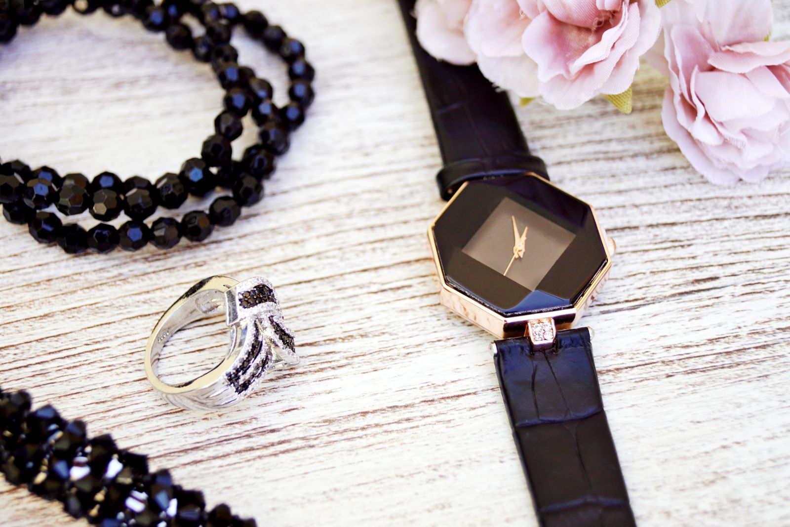 Bijoux noirs et montre de luxe