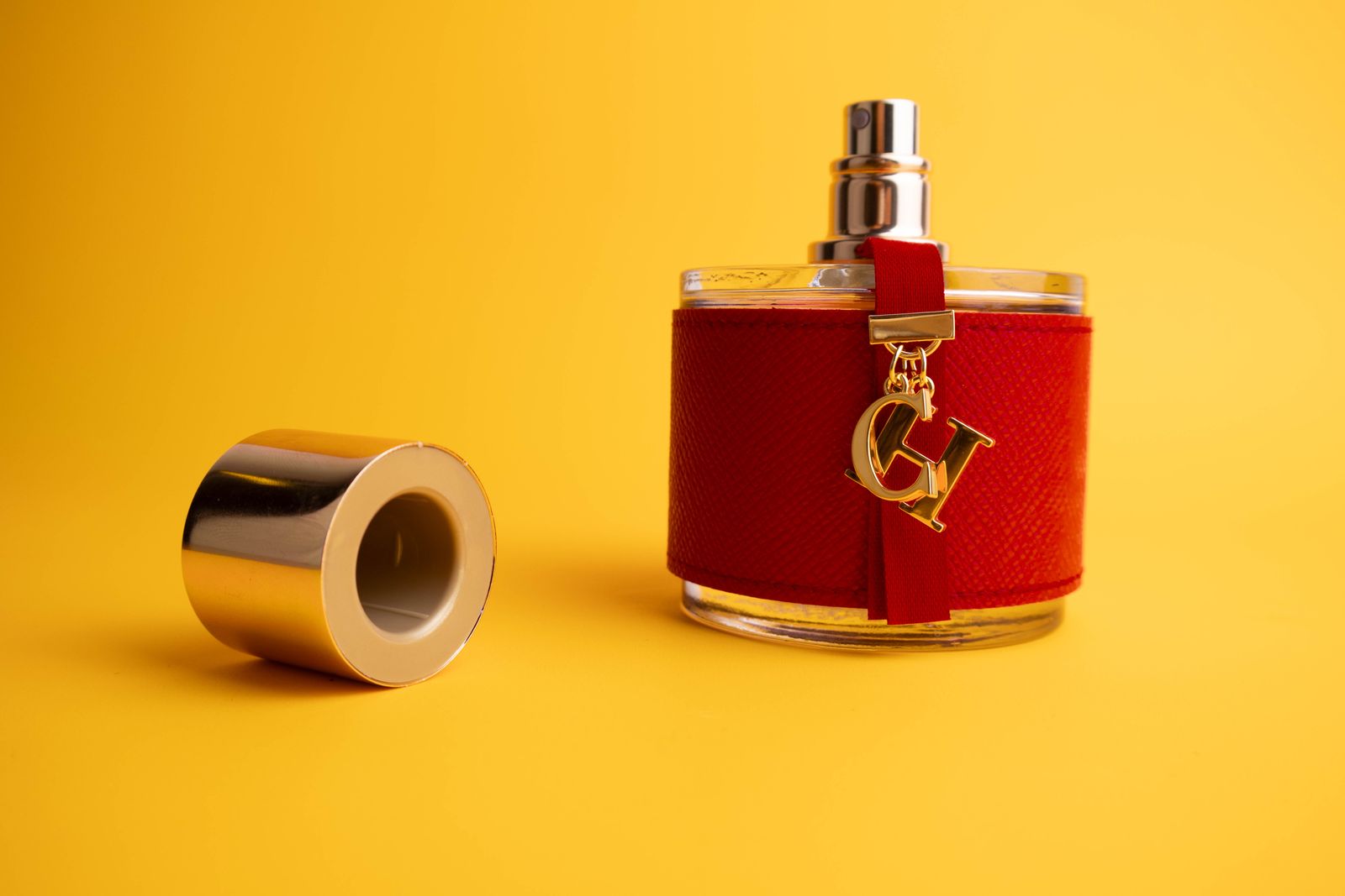 Flacon de parfum rouge et or