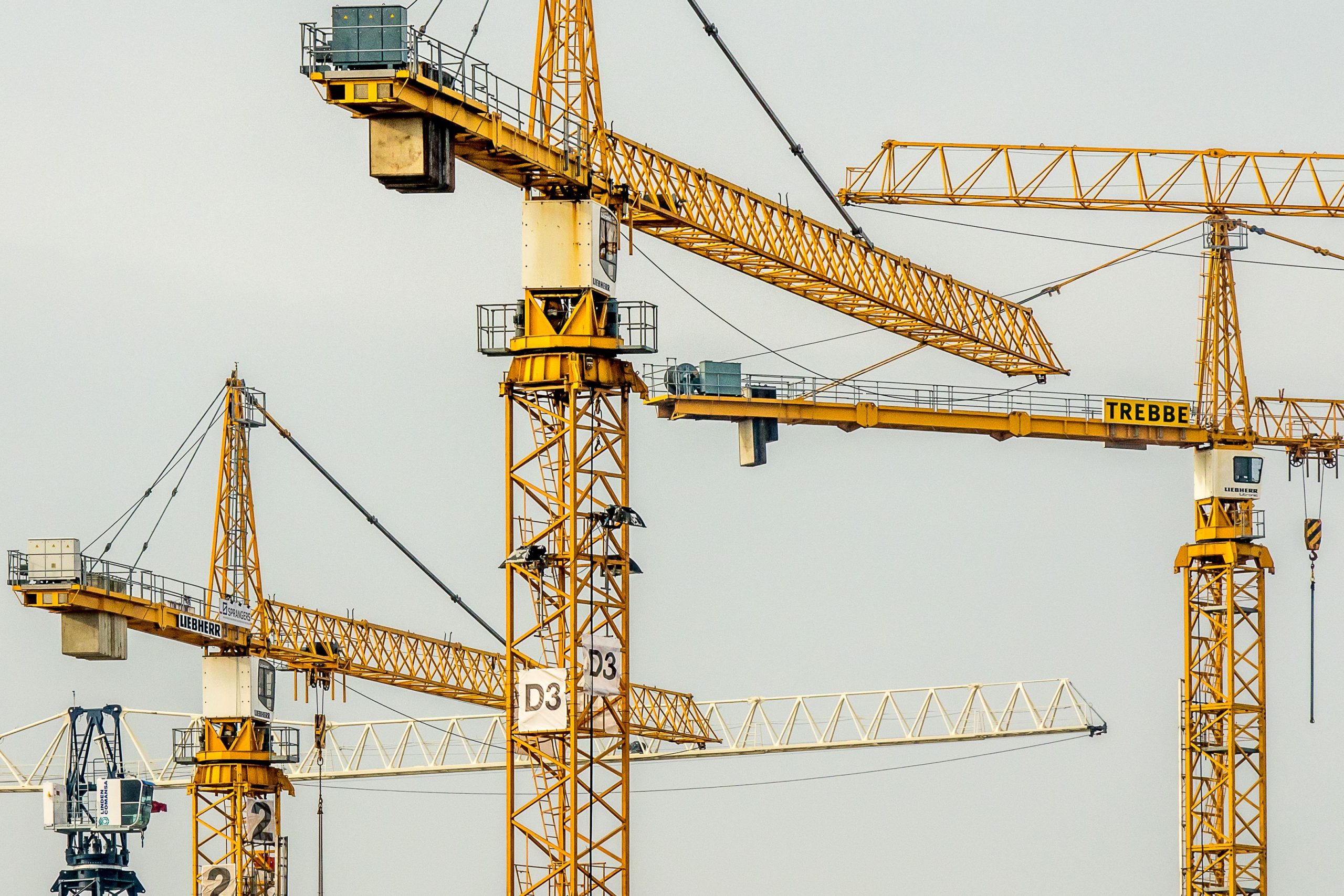 Grues jaunes sur un chantier de construction