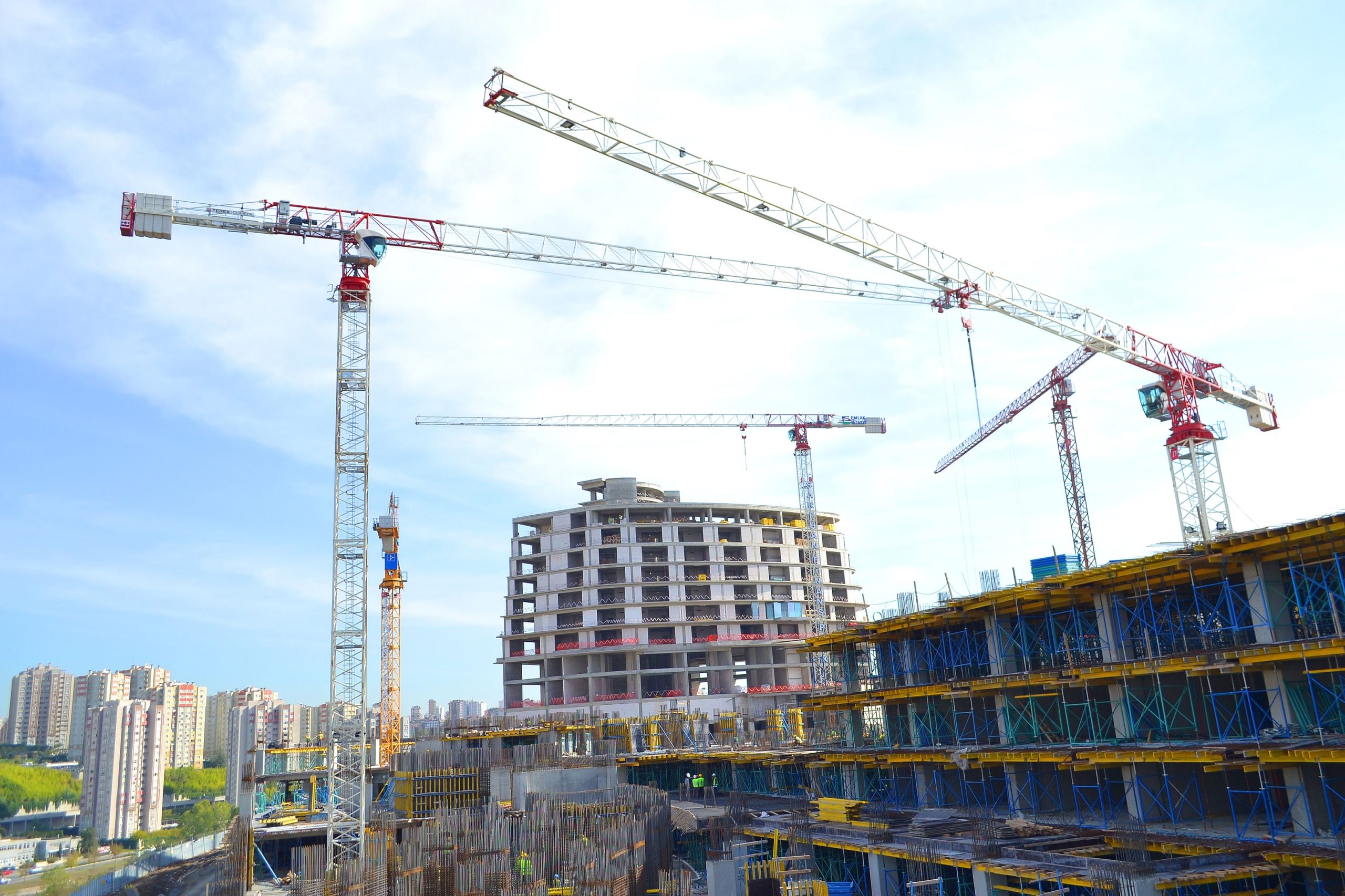 Chantier urbain avec grues et immeubles en construction