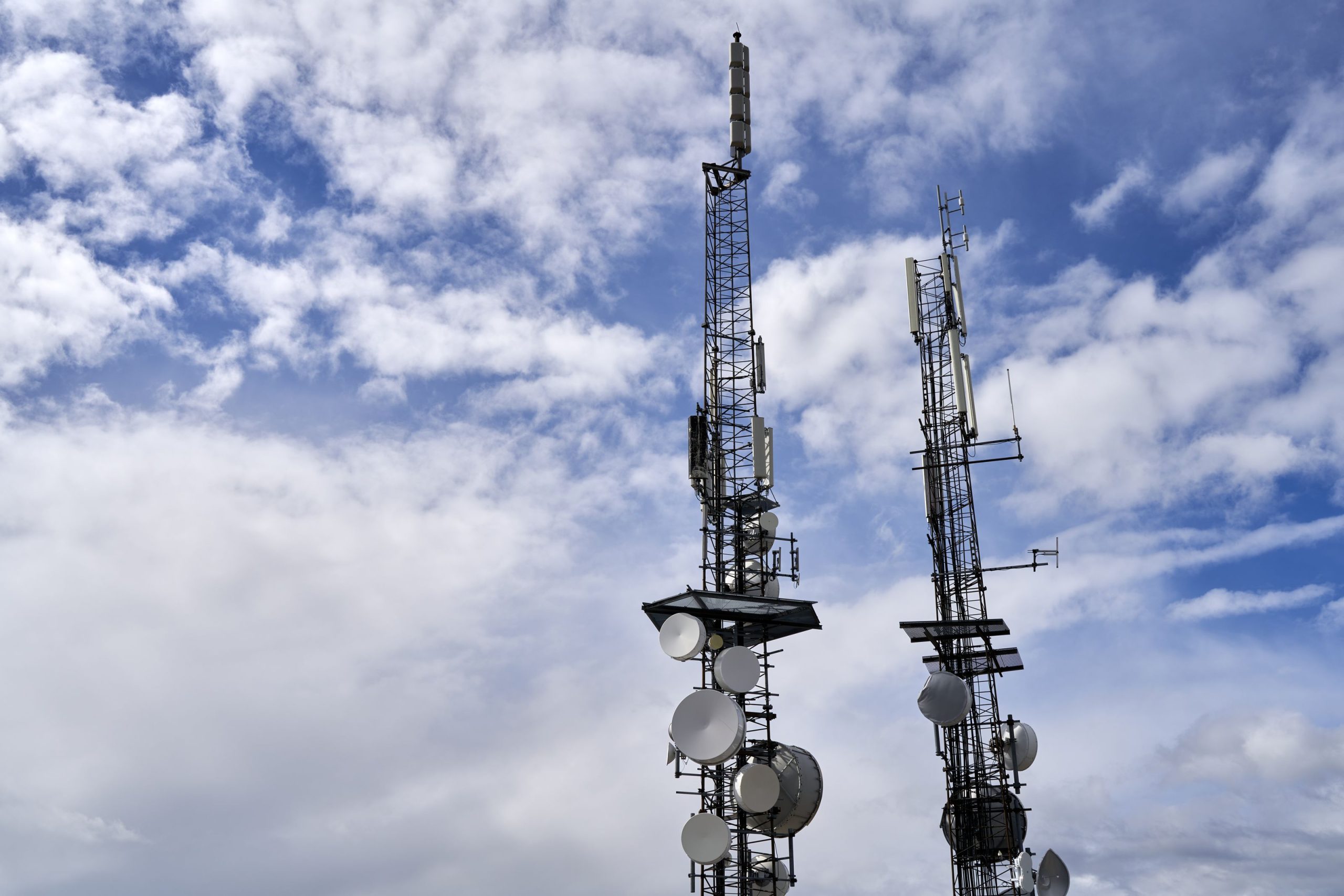 Antennes de télécommunications sous un ciel nuageux