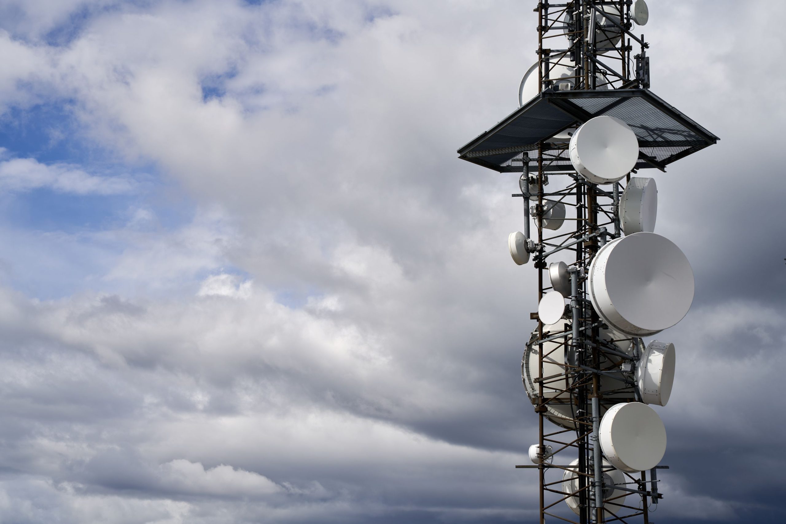 Tour de télécommunications avec antennes paraboliques
