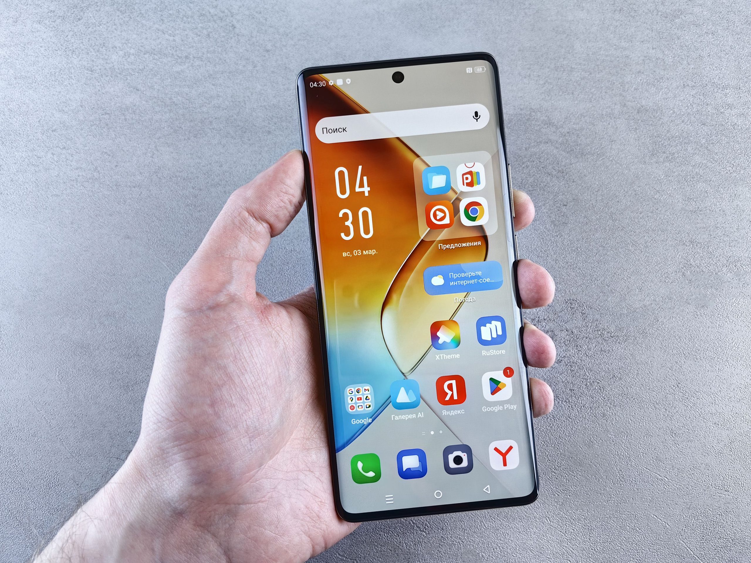 Main tenant un smartphone avec des applications