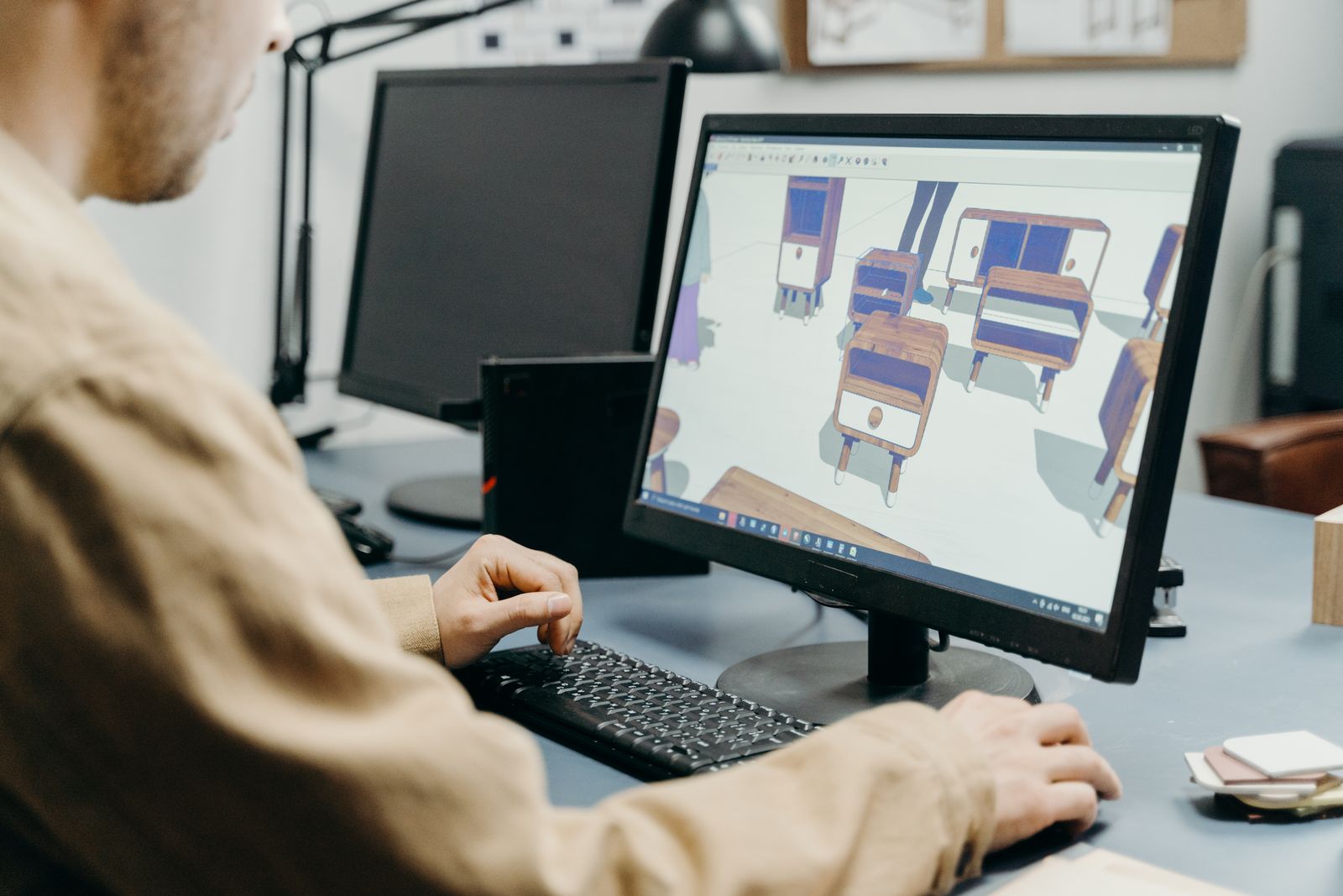 Designer utilisant un logiciel de modélisation 3D — 3DEXPERIENCE progresse de 14% au T2 2026