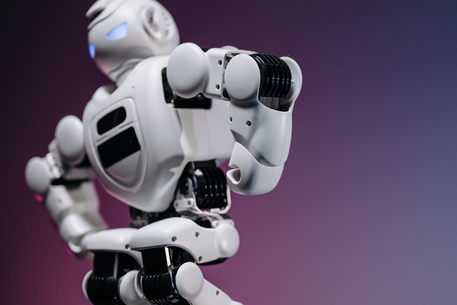 Robot blanc futuriste — les compagnons virtuels IA de la plateforme 3DEXPERIENCE