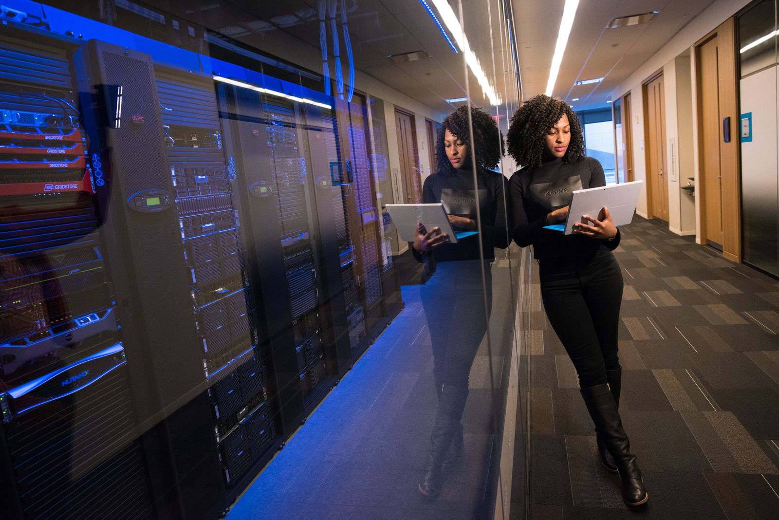 Femme utilisant un ordinateur portable dans un data center — le modèle récurrent représente 81% du chiffre d'affaires logiciel
