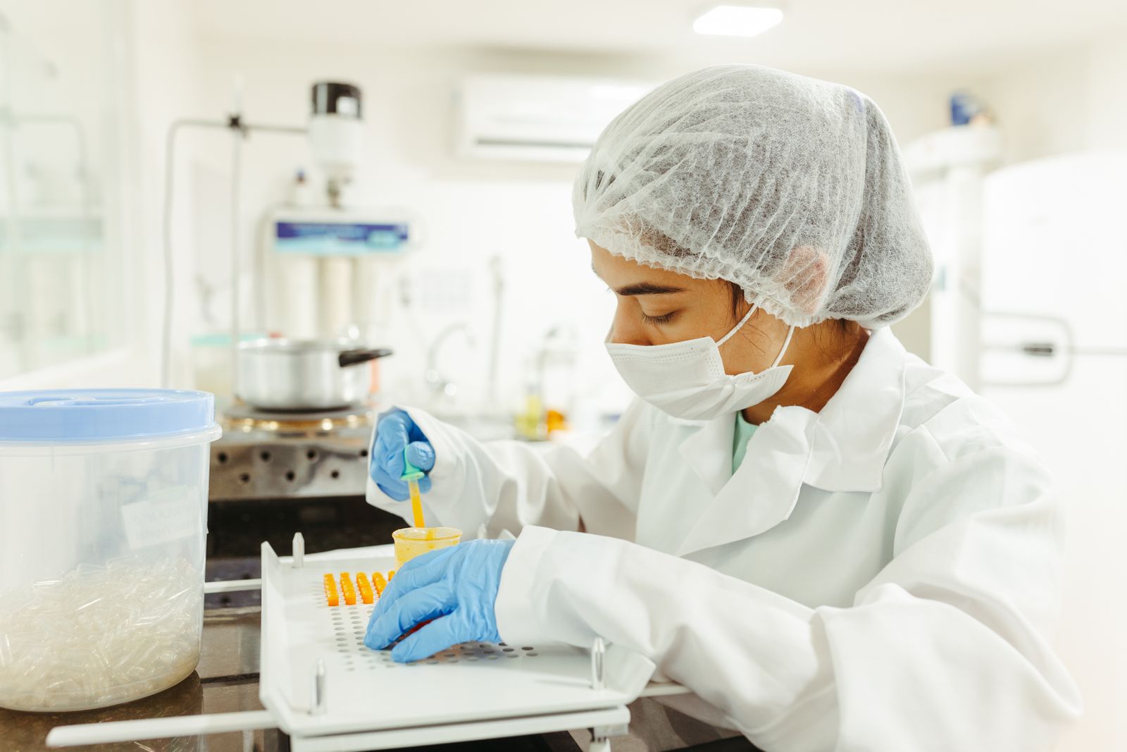 Chercheur en laboratoire — l'acquisition d'ArisGlobal doit relancer les sciences de la vie